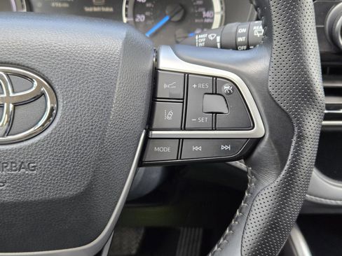 Used 2023 Toyota Highlander LE FWD image 26