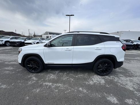 Used 2023 GMC Terrain SLE w/ Driver Convenience Package image 5