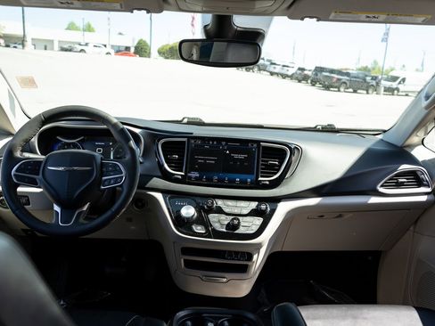 Used 2023 Chrysler Pacifica Touring-L FWD image 20
