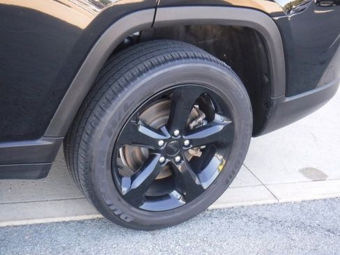 Used 2021 Jeep Grand Cherokee L Laredo image 3