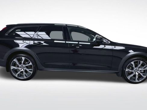 Used 2025 Volvo V90 B6 Cross Country Ultra w/ Climate Package AWD/4WD image 9