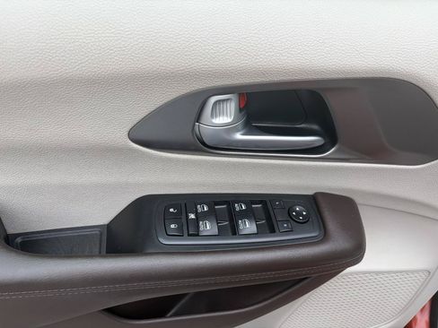 Used 2018 Chrysler Pacifica Touring-L Plus FWD image 11