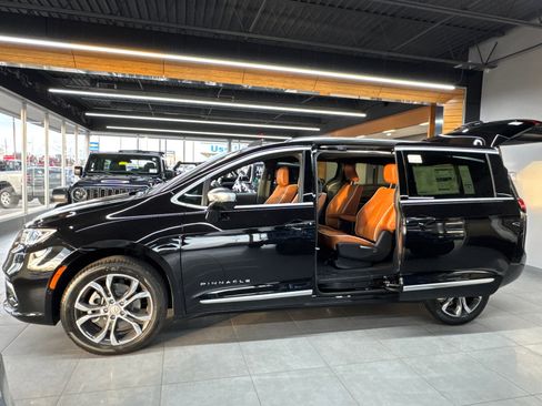 New 2026 Chrysler Pacifica Pinnacle image 3