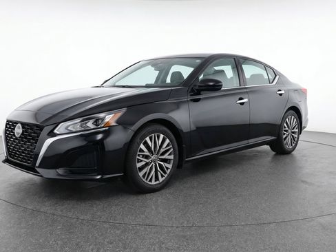 Used 2025 Nissan Altima 2.5 SV FWD image 3