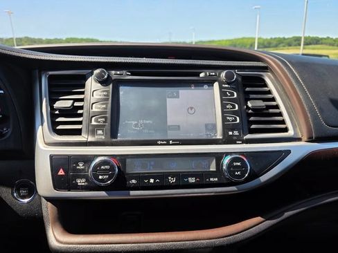 Used 2014 Toyota Highlander Limited Platinum AWD/4WD image 16