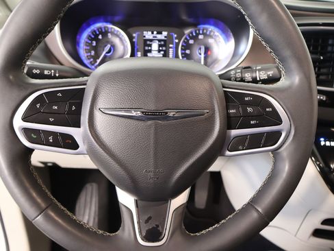 Used 2023 Chrysler Voyager LX image 3