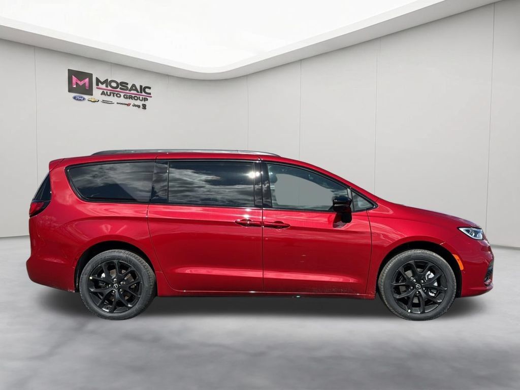 New 2026 Chrysler Pacifica Select w/ S Appearance Package AWD/4WD image 8