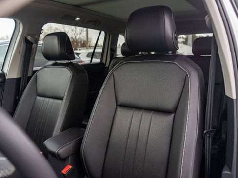 Certified 2023 Volkswagen Tiguan SE w/ Panoramic Sunroof Package image 11