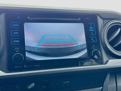 Used 2018 Toyota Tacoma TRD Off-Road w/ Technology Package image 10