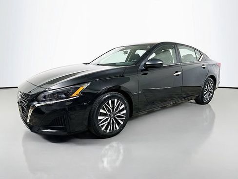 Used 2024 Nissan Altima 2.5 SV FWD image 3