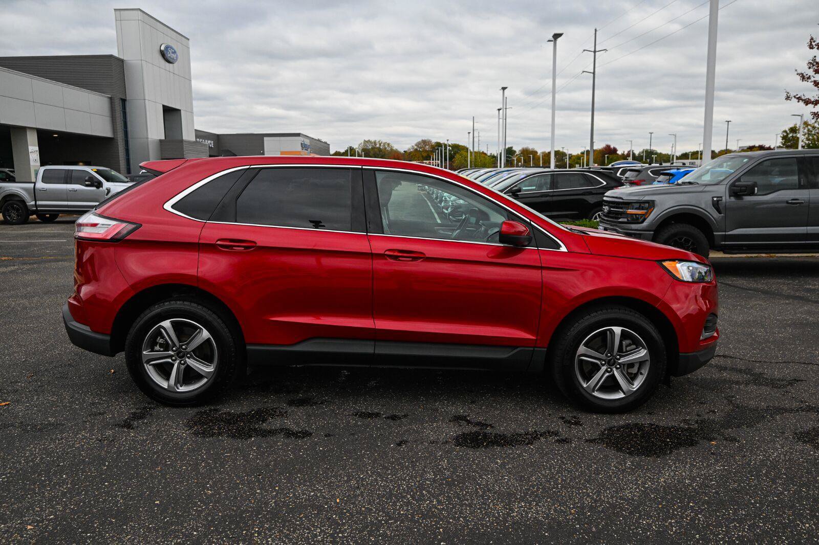 Used 2024 Ford Edge SEL w/ Convenience Package AWD/4WD image 3