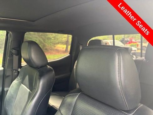 Used 2022 Toyota Tacoma TRD Sport w/ TRD Premium Sport Package AWD/4WD image 5