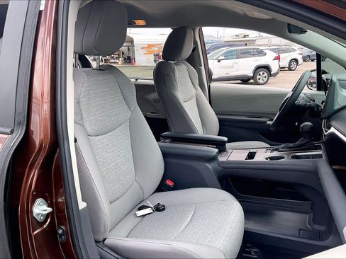 Used 2024 Toyota Sienna LE image 9