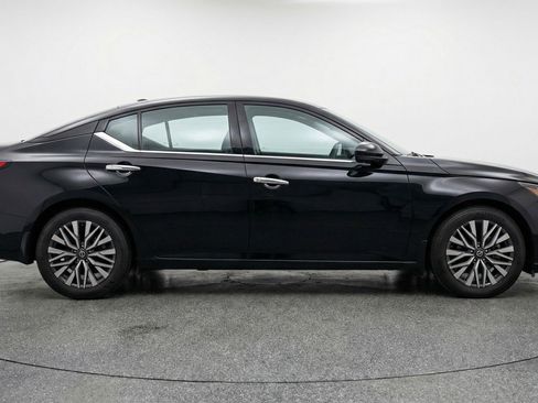 Used 2025 Nissan Altima 2.5 SV image 11