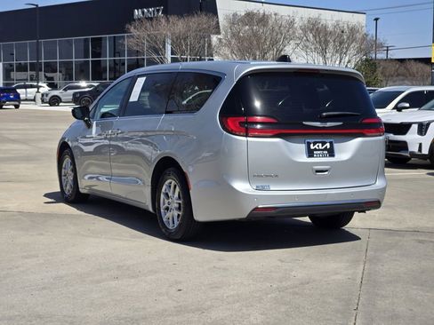 Used 2024 Chrysler Pacifica Touring-L FWD image 3