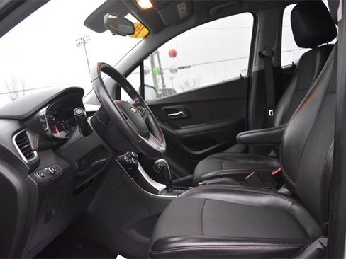 Used 2019 Chevrolet Trax LT w/ LT Convenience Package image 21