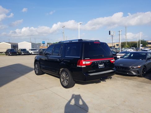 Used 2017 Lincoln Navigator Select RWD image 5