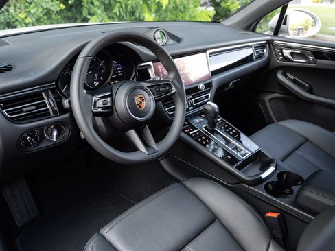 Certified 2026 Porsche Macan AWD/4WD image 4