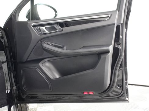 Certified 2023 Porsche Macan AWD/4WD image 23