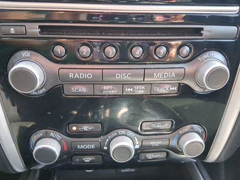 Used 2020 Nissan Pathfinder SV image 29