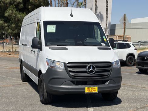 Used 2025 Mercedes-Benz Sprinter 2500 image 8