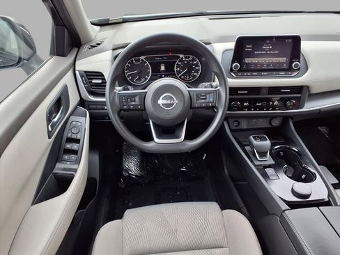 Used 2024 Nissan Rogue SV image 4