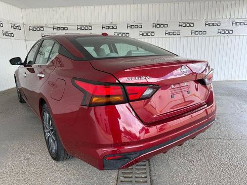 Used 2025 Nissan Altima 2.5 SV FWD image 2