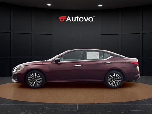 Used 2025 Nissan Altima 2.5 SV image 2