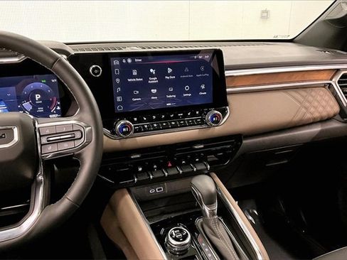 Used 2025 GMC Canyon Denali image 6