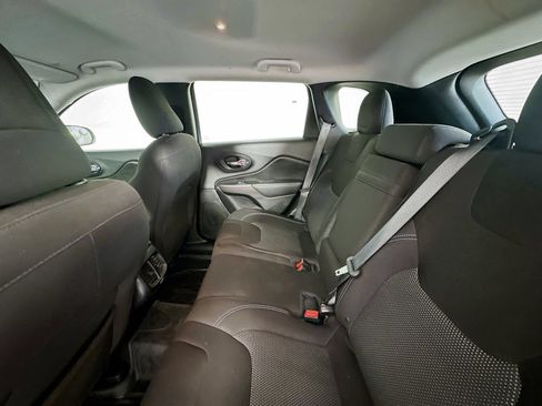 Used 2019 Jeep Cherokee Latitude w/ Popular Appearance Group FWD image 23