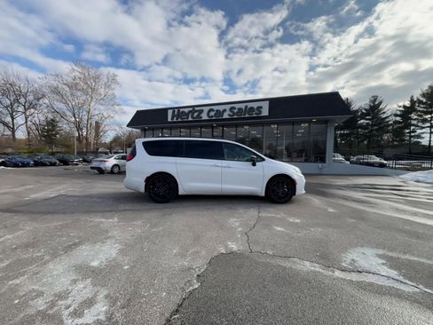 Used 2025 Chrysler Pacifica Limited image 16