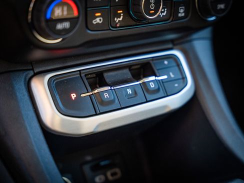 Used 2023 GMC Acadia SLE w/ Driver Convenience Package image 28