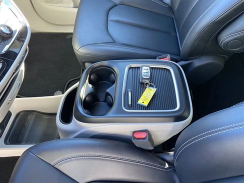 Used 2024 Chrysler Pacifica Touring-L image 21