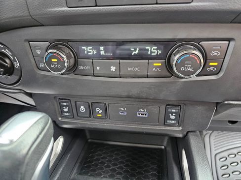 Used 2024 Nissan Frontier SV w/ SV Convenience Package image 9