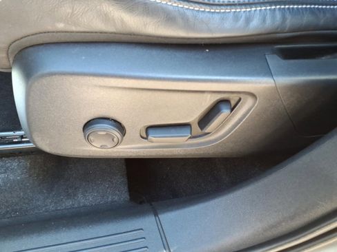 Used 2019 Volvo XC40 T5 R-Design image 17