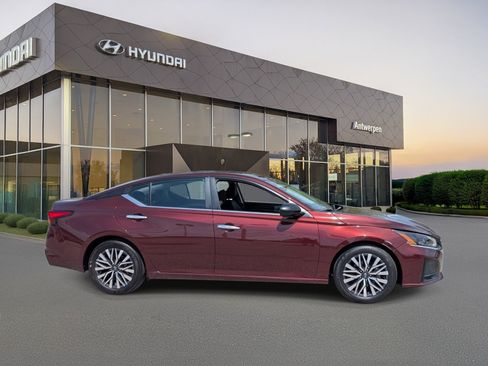 Used 2024 Nissan Altima 2.5 SV FWD image 2