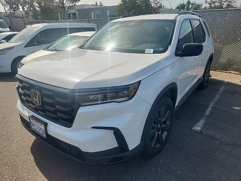 Used 2025 Honda Pilot Sport image 4