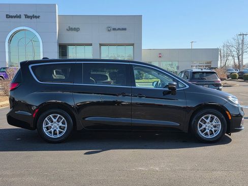 Used 2024 Chrysler Pacifica Touring-L image 4