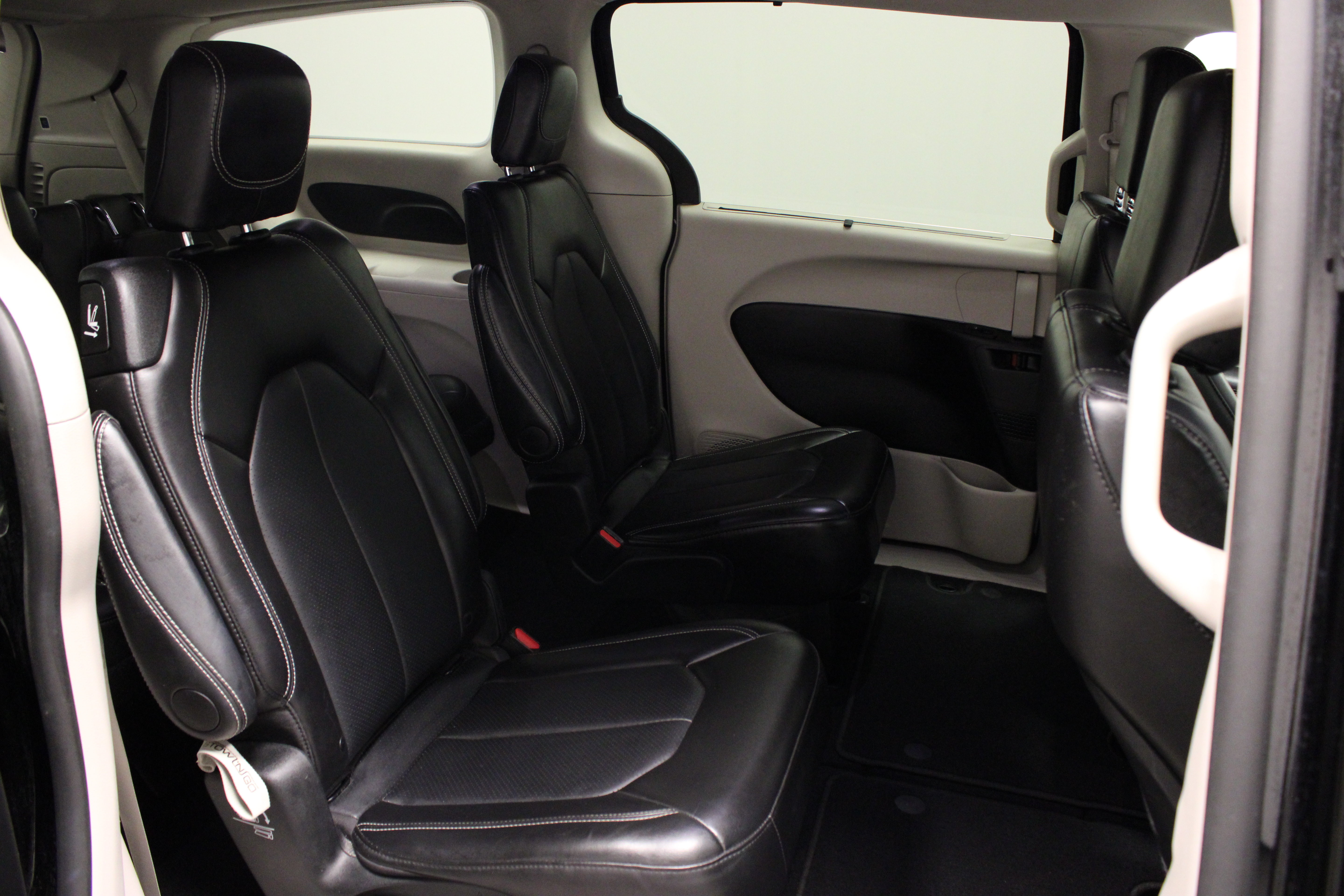 Used 2024 Chrysler Pacifica Touring-L FWD image 15