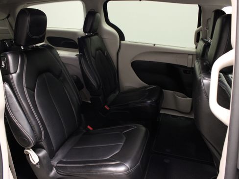 Used 2024 Chrysler Pacifica Touring-L FWD image 15