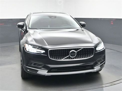 Used 2024 Volvo V90 B6 Cross Country Plus image 2