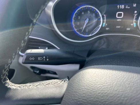 Used 2023 Chrysler Pacifica Touring-L image 16