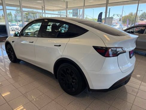 Used 2022 Tesla Model Y Long Range AWD/4WD image 5