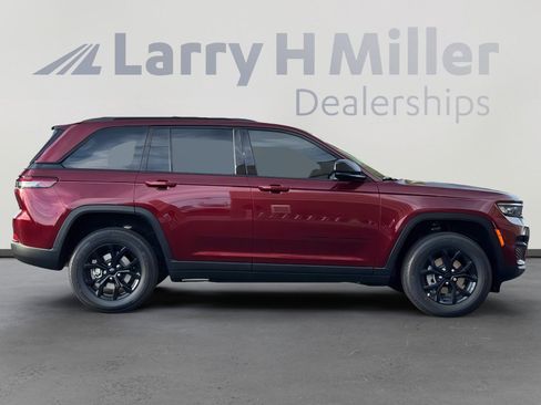 New 2025 Jeep Grand Cherokee Laredo RWD image 7
