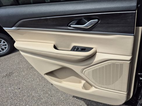 Used 2023 Jeep Grand Cherokee L Limited image 19