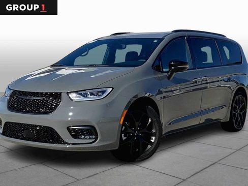 Used 2025 Chrysler Pacifica Limited image 1