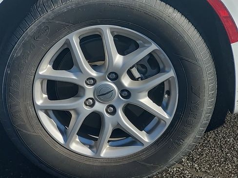 Used 2023 Chrysler Pacifica Touring-L image 23