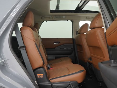 Used 2024 Nissan Pathfinder Platinum w/ Cargo Package image 13