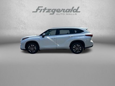 Used 2022 Toyota Highlander XLE AWD/4WD image 5