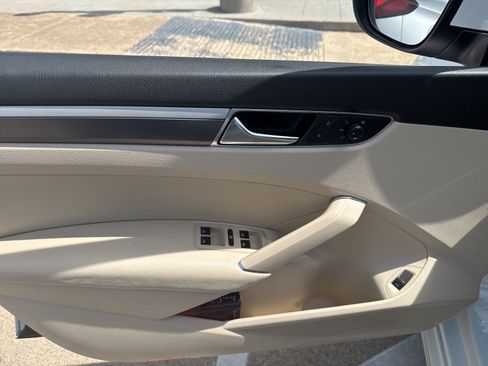 Used 2018 Volkswagen Passat 2.0T R-Line image 11